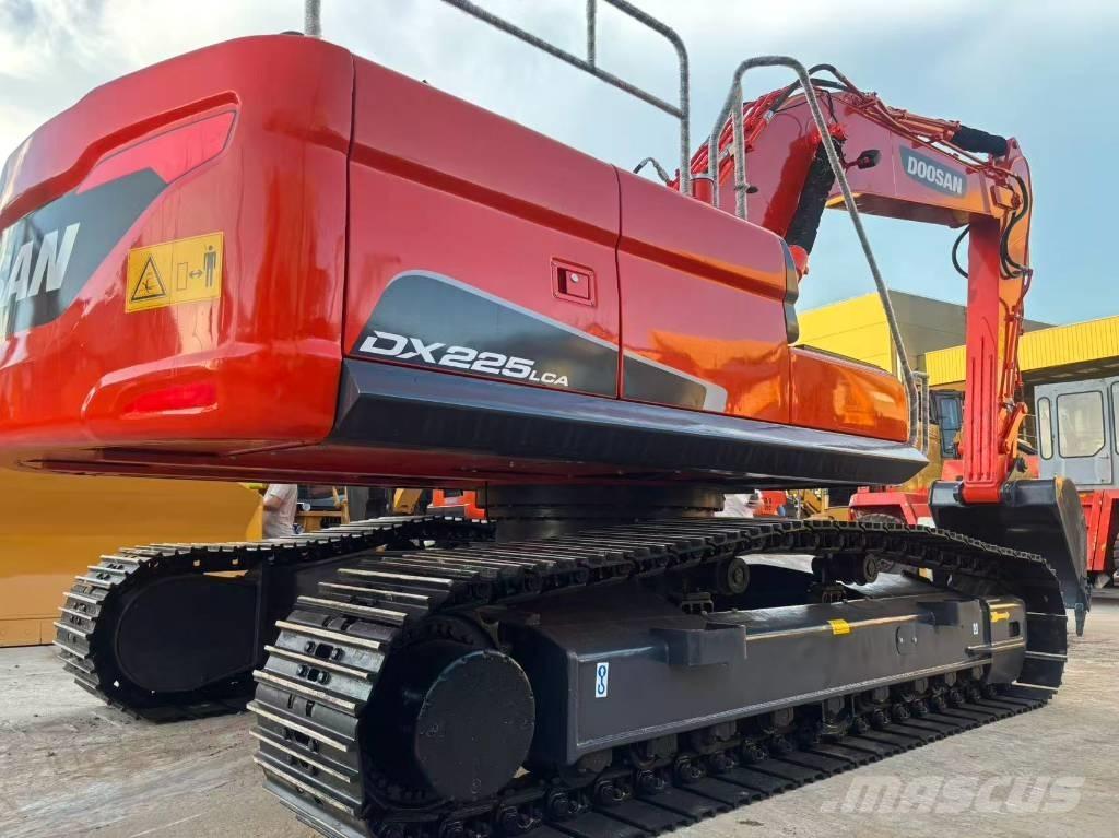 Doosan DX 225 LC 大型油圧ショベル12t以上（パワーショベル・ユンボ）