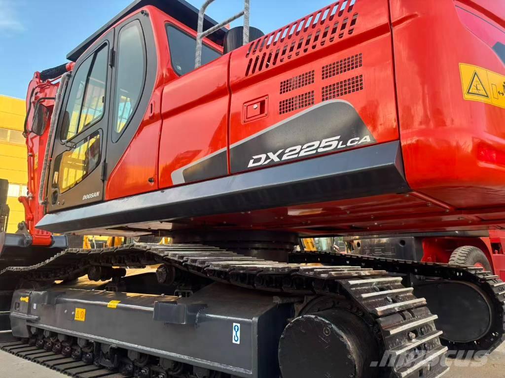 Doosan DX 225 LC 大型油圧ショベル12t以上（パワーショベル・ユンボ）