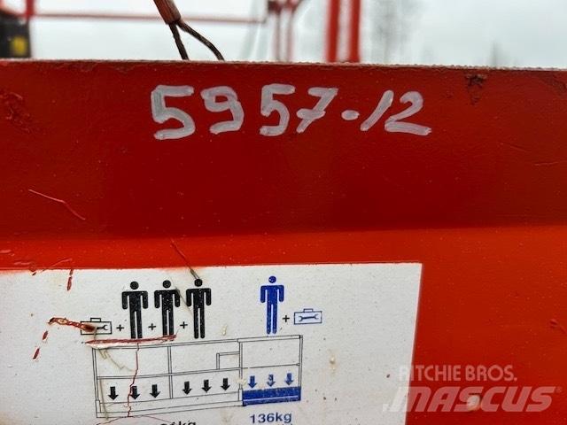 SkyJack SJ 6826 RT シザースリフト