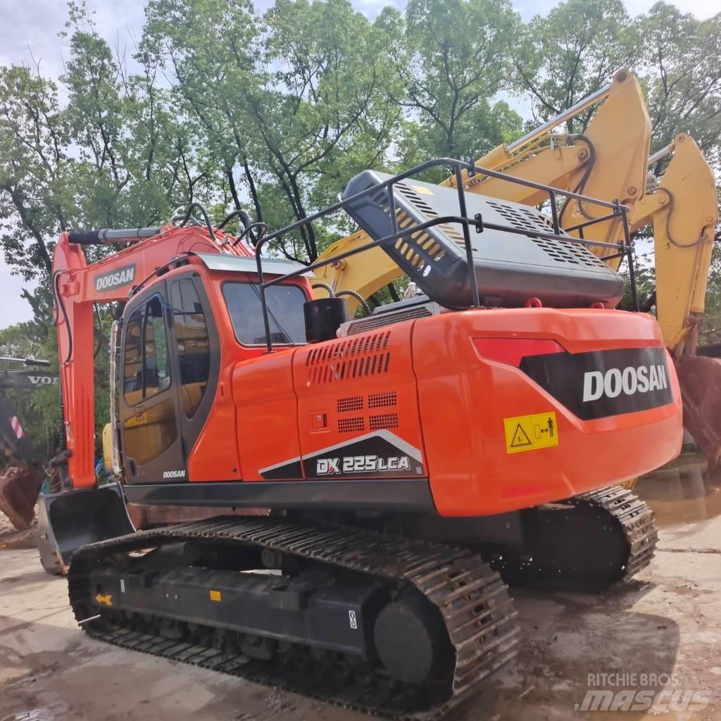 Doosan DX 225 LC 大型油圧ショベル12t以上（パワーショベル・ユンボ）