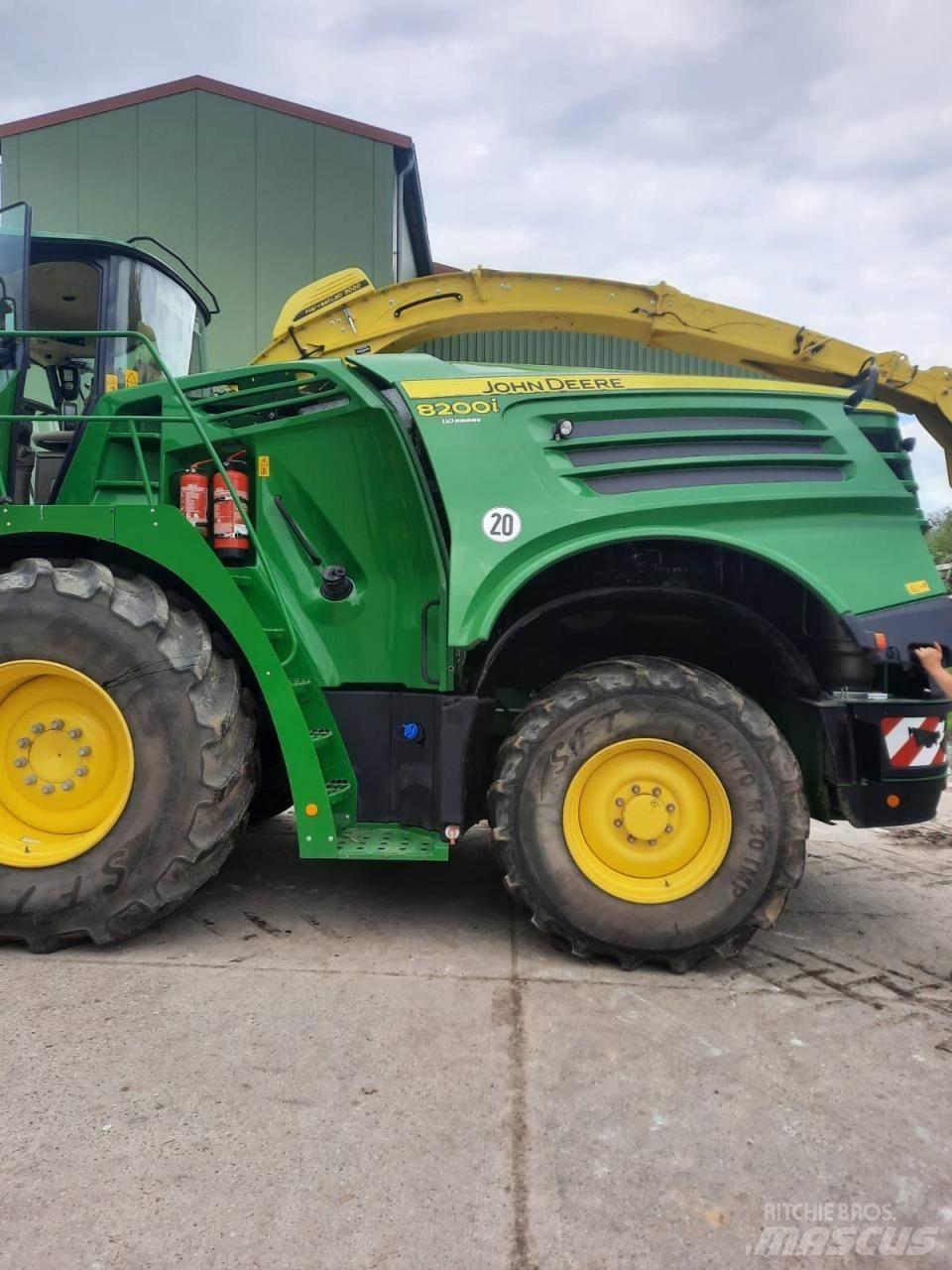 John Deere 8200 i 自走式フォレージハーベスター