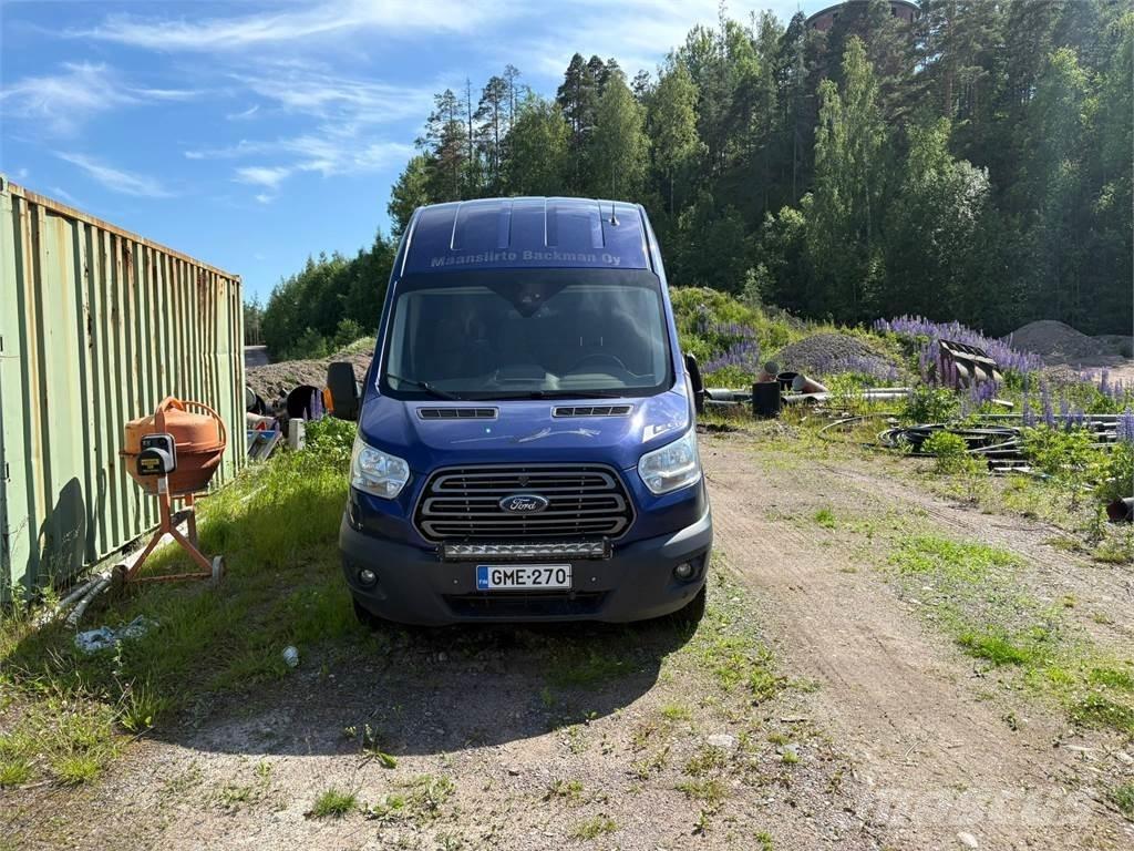 Ford Transit キャンピングカーとキャラバン