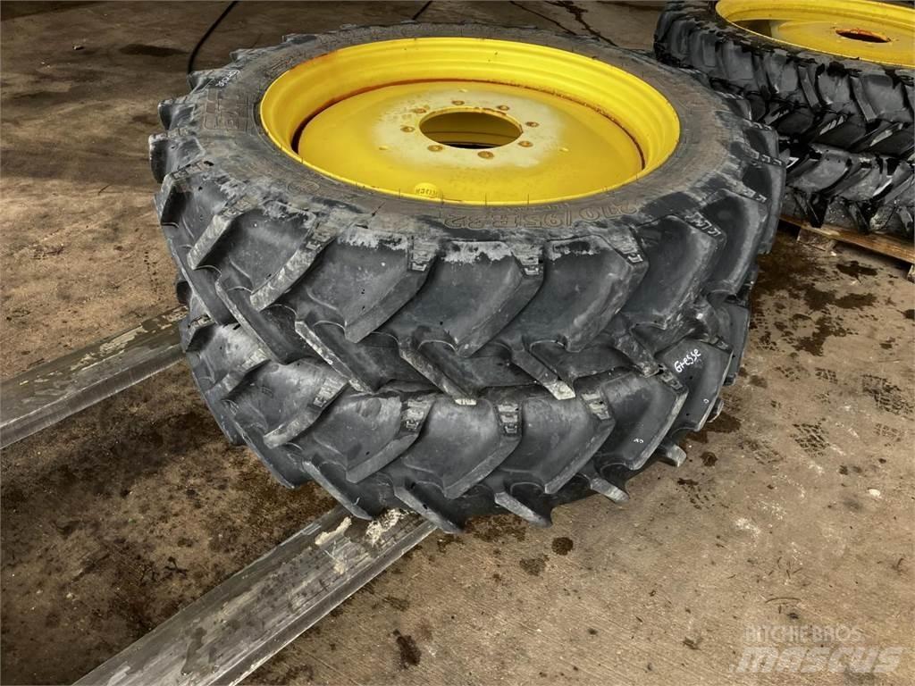 BKT 270/95R32 タイヤ、ホイル、リム