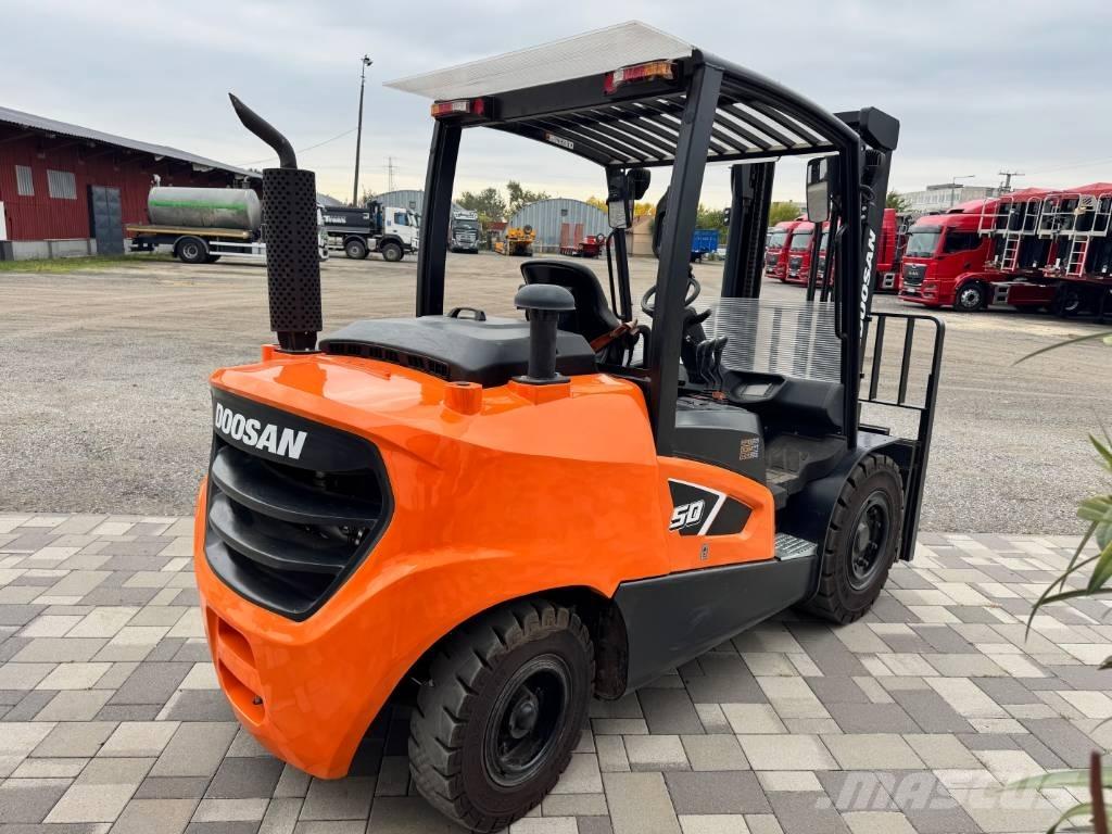 Doosan D 50,  130üó!!! 5t ディーゼル・軽油