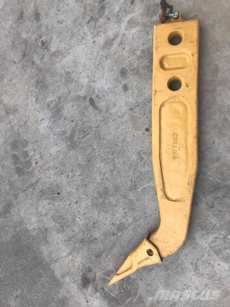 Komatsu D65 Shank スカリファイヤ
