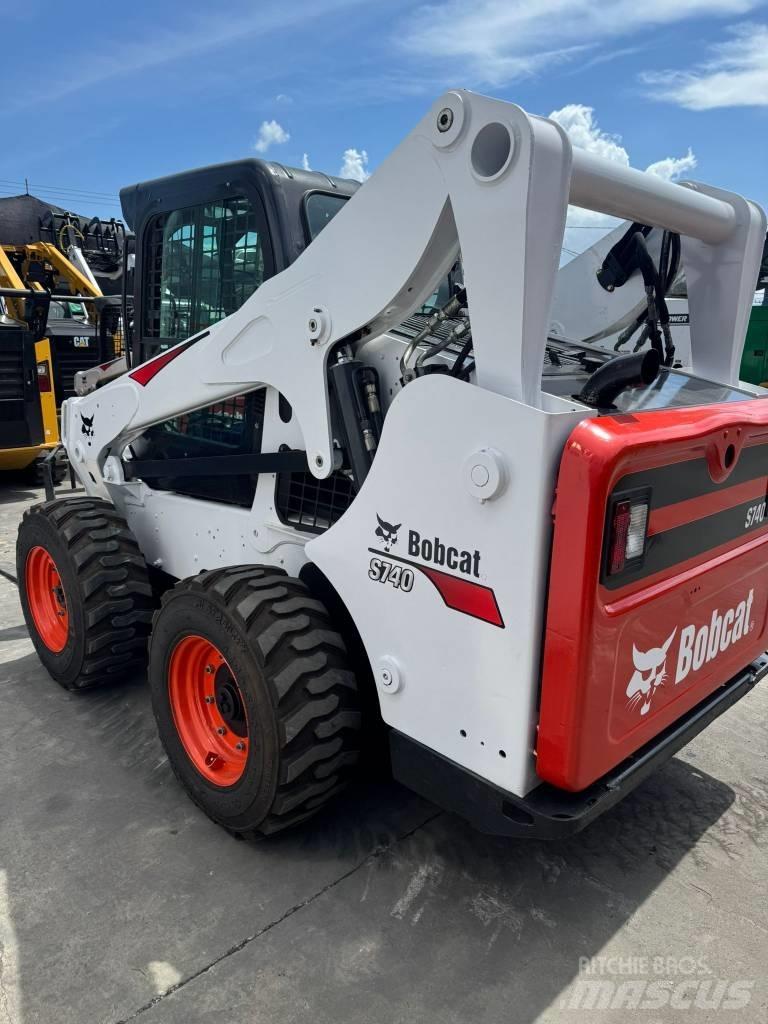 Bobcat S 740 スキッドステアローダー