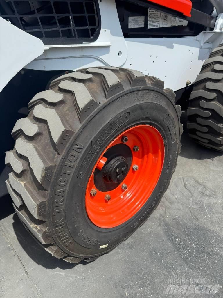 Bobcat S 740 スキッドステアローダー