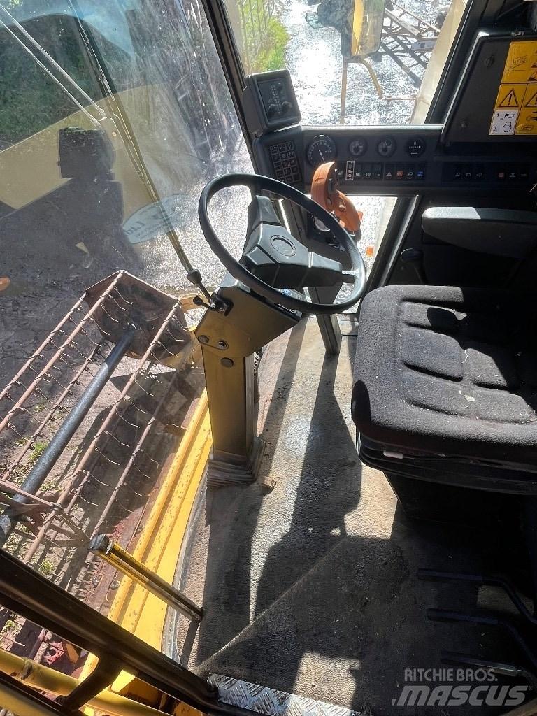 New Holland TC 56 H コンバイン