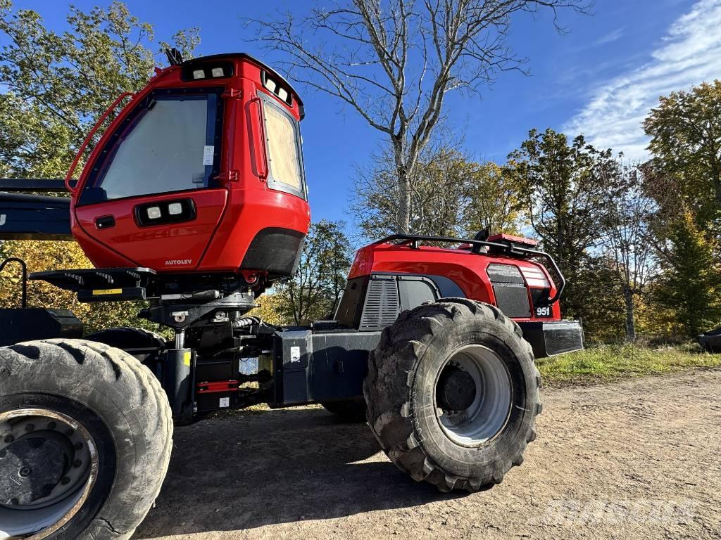 Komatsu 951 ハーベスター