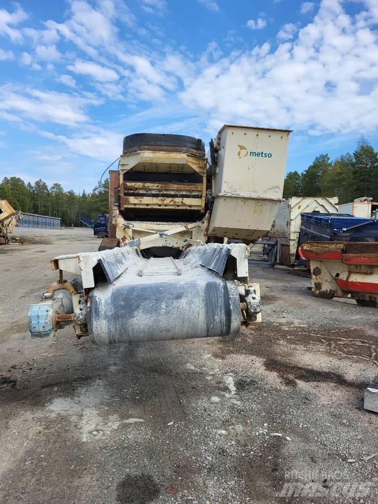 Metso LT 300 GPB 自走式クラッシャー