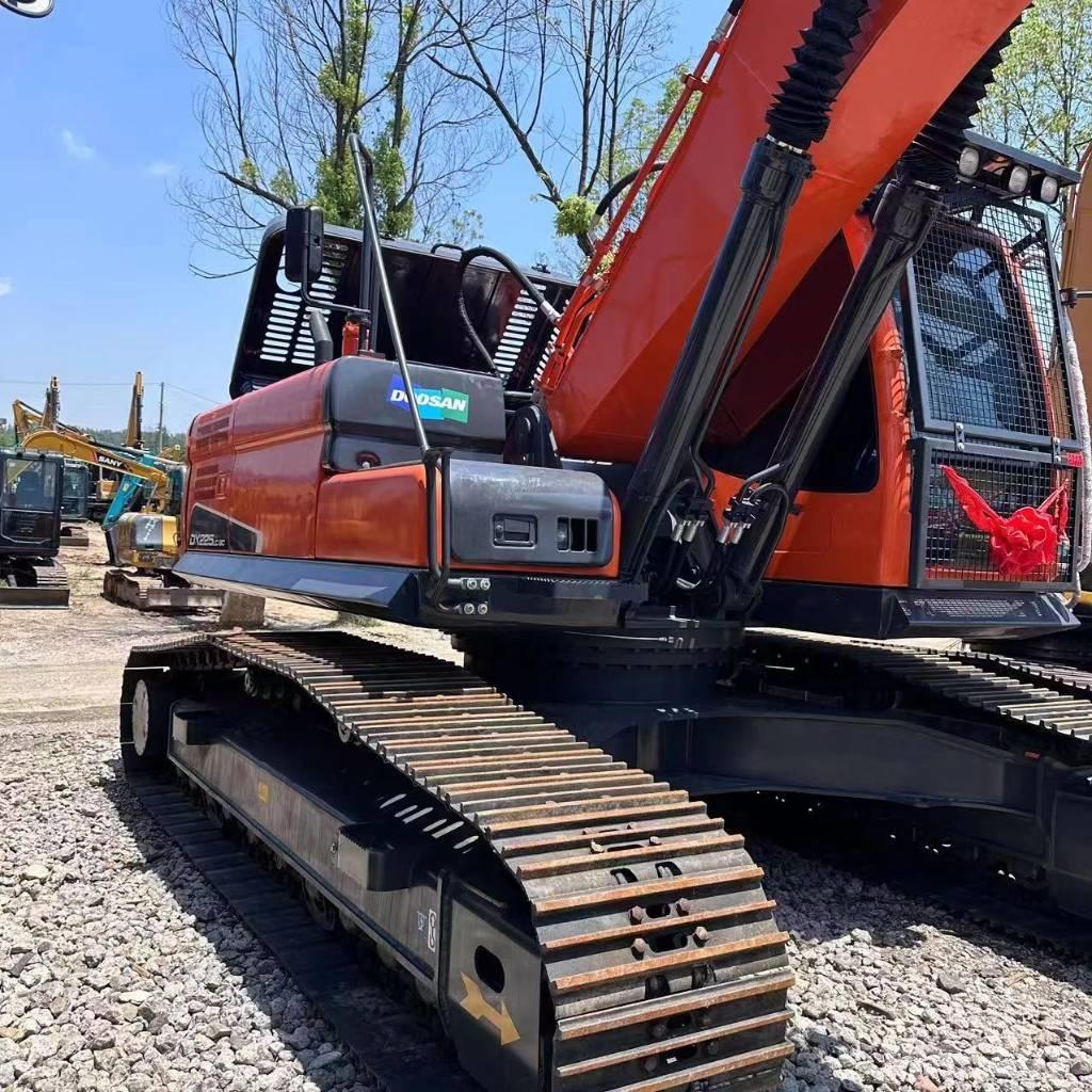 Doosan DX 225 LC 大型油圧ショベル12t以上（パワーショベル・ユンボ）