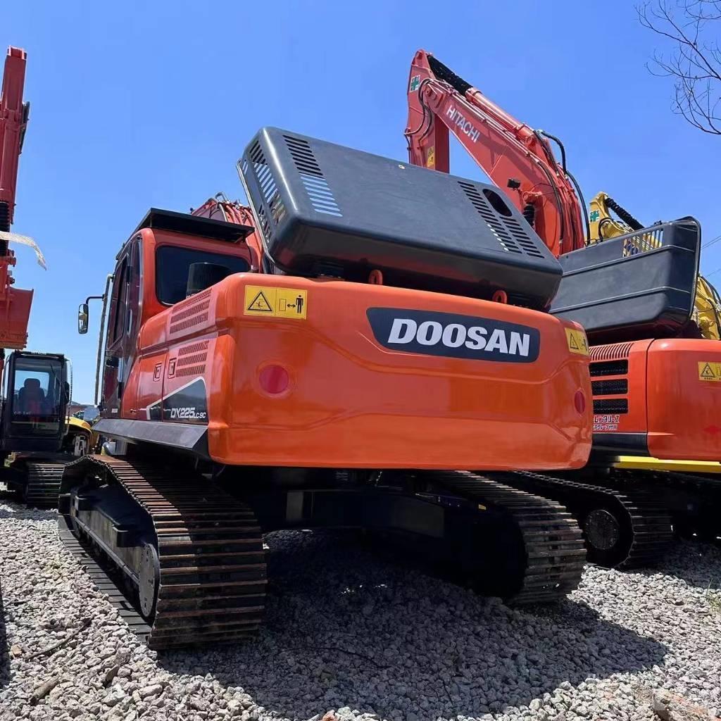 Doosan DX 225 LC 大型油圧ショベル12t以上（パワーショベル・ユンボ）