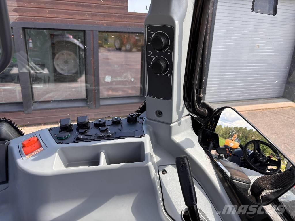 Valtra T 215 Versu トラクター