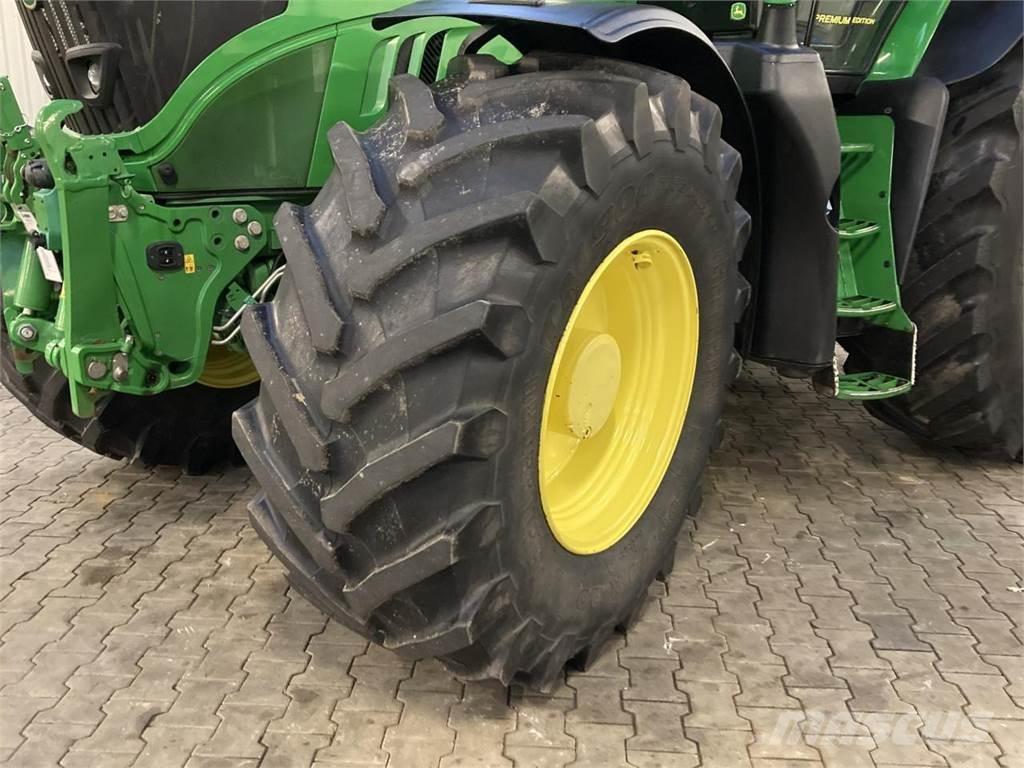 John Deere 6215R トラクター
