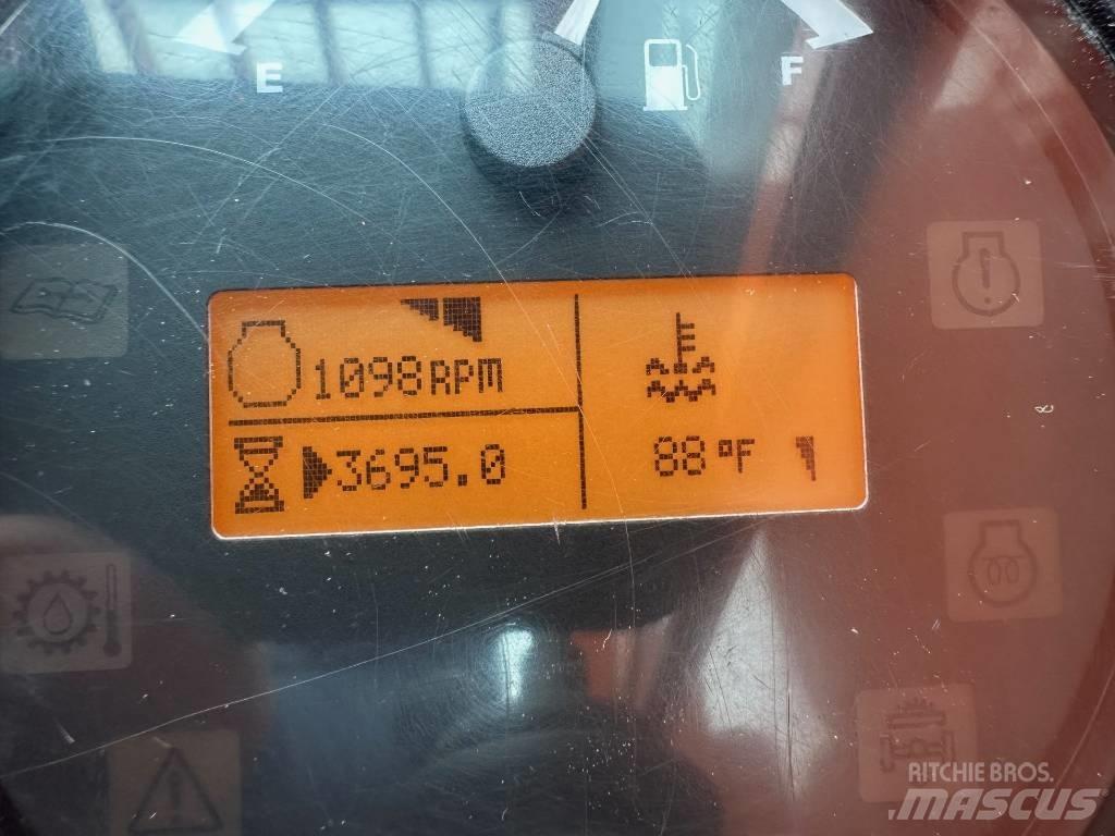 SkyTrak 8042 テレスコーピックハンドラー