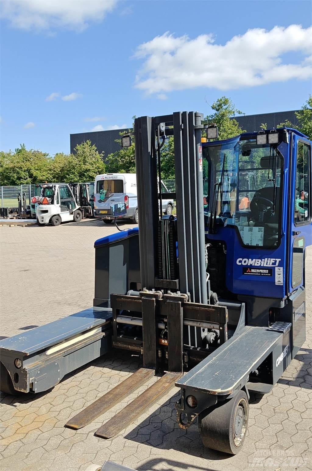 Combilift C4500E 全方向リーチ型フォークリフト