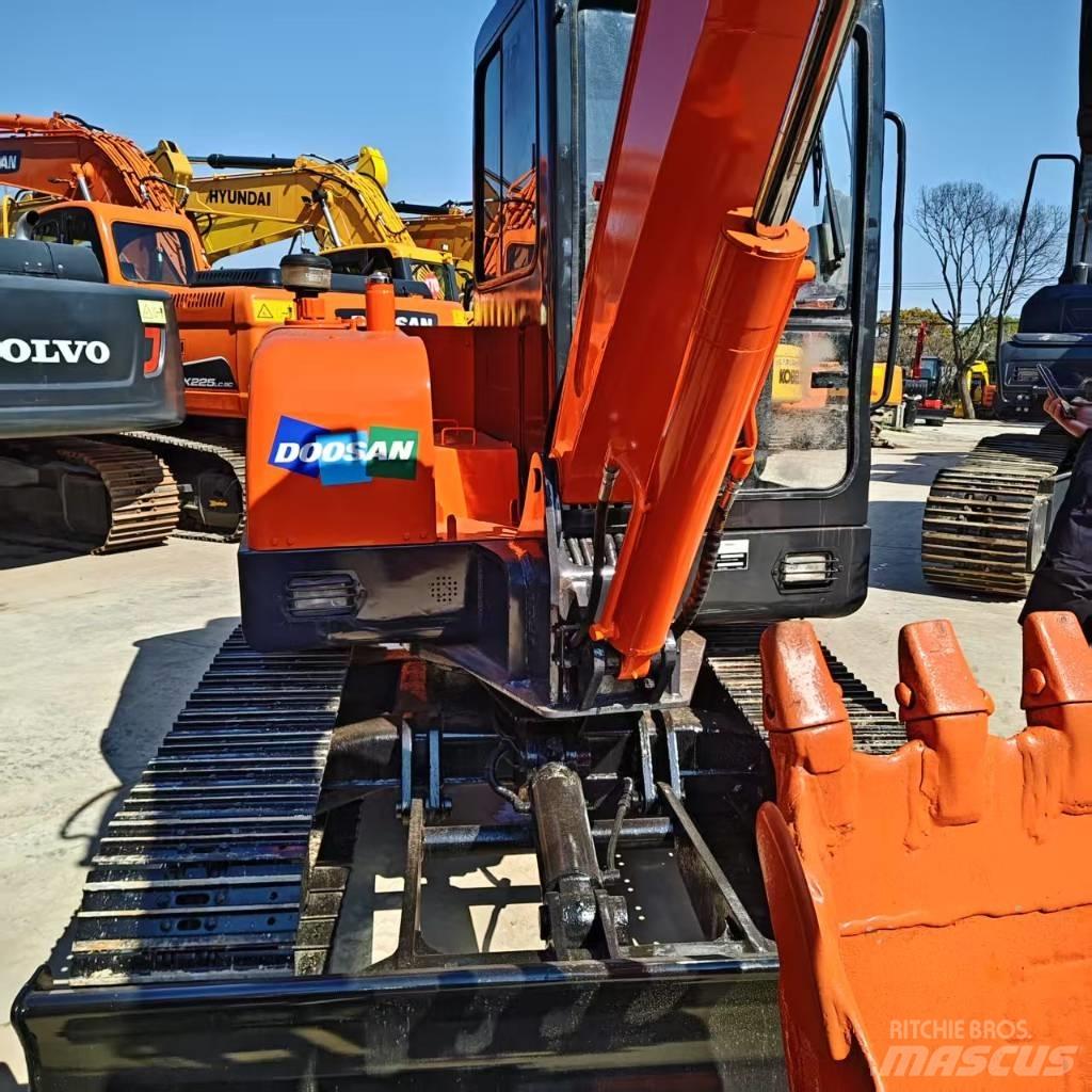 Doosan DH 55 ミニ油圧ショベル 7t以下（ミニユンボ・ミニディガー）