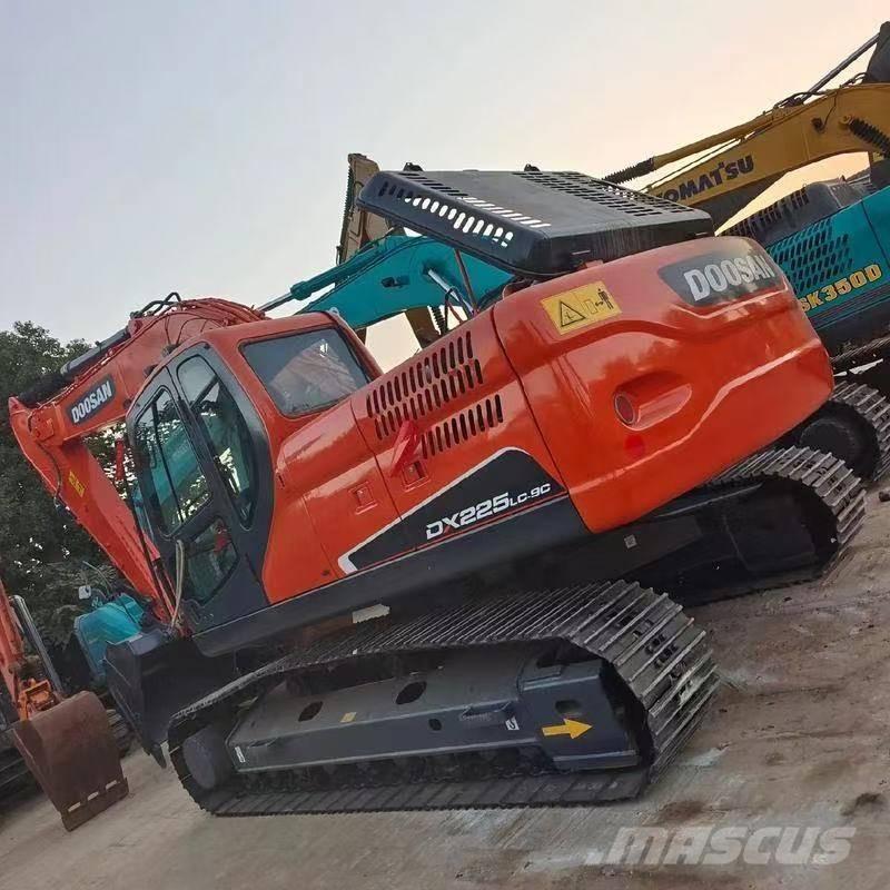 Doosan DX 225 LC 大型油圧ショベル12t以上（パワーショベル・ユンボ）