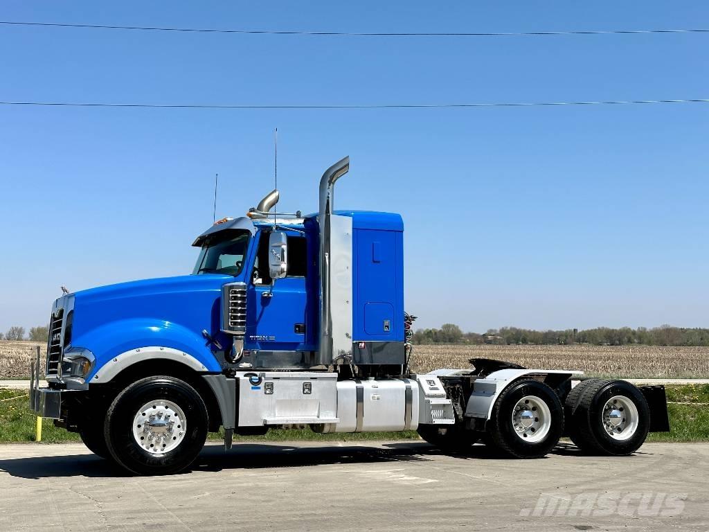Mack Titan TD 713 中古トラクターヘッド | トレーラーヘッド