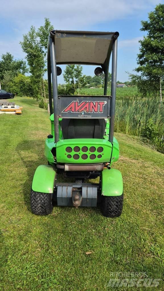 Avant 220 多目的ローダー