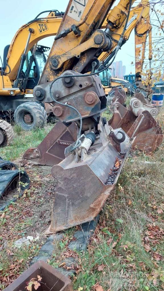 JCB JS 220 LC 大型油圧ショベル12t以上（パワーショベル・ユンボ）