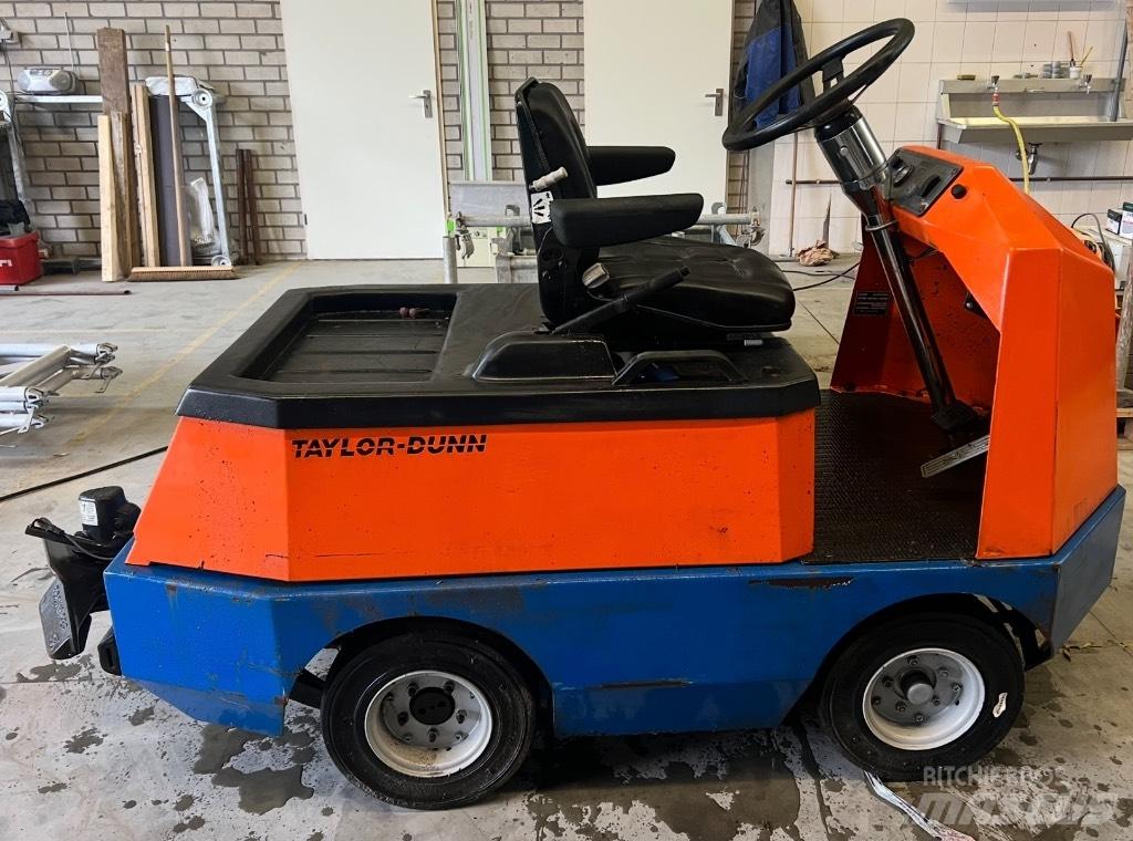 Taylor-Dunn C425 トーイングトラック