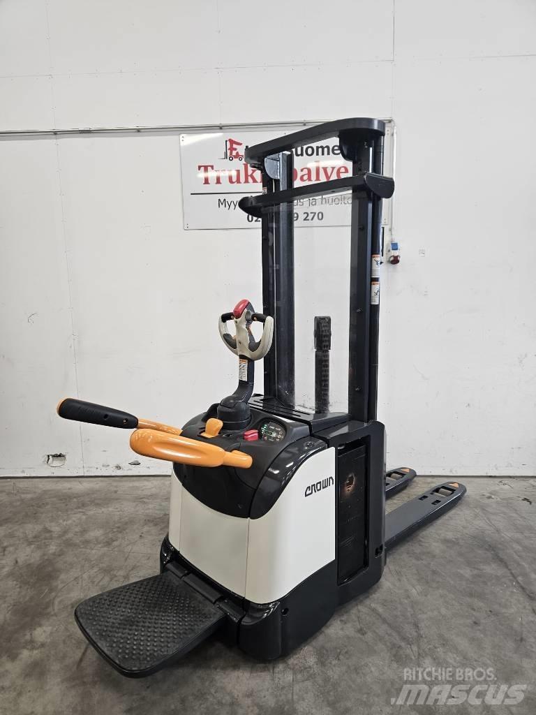 Crown ETi 4000 1.6 自走式スタッカー