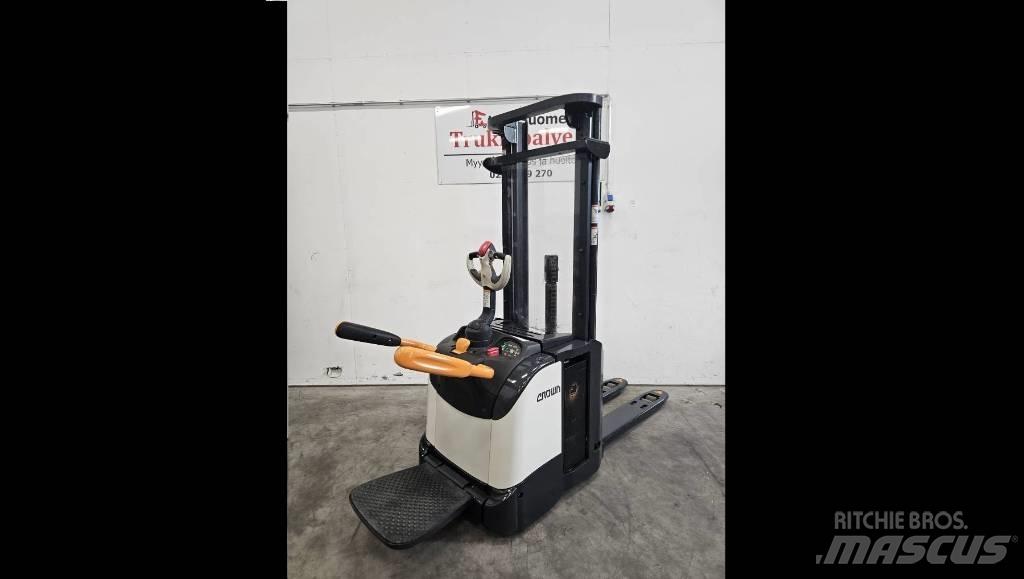 Crown ETi 4000 1.6 自走式スタッカー