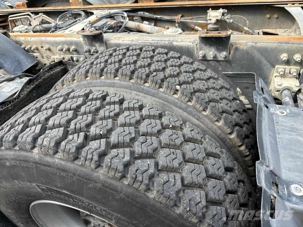 Volvo FMX 8X4*4  4132 キャブ付きシャーシ