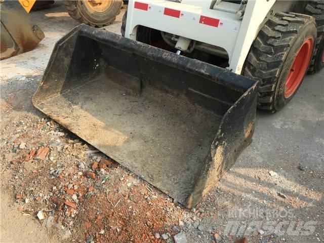 Bobcat S 130 スキッドステアローダー