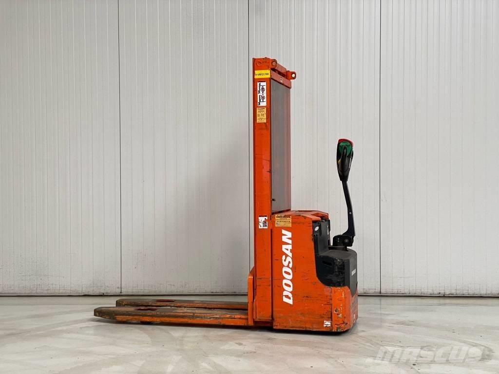 Doosan LEDS12.5C ウォーキンフォークリフト
