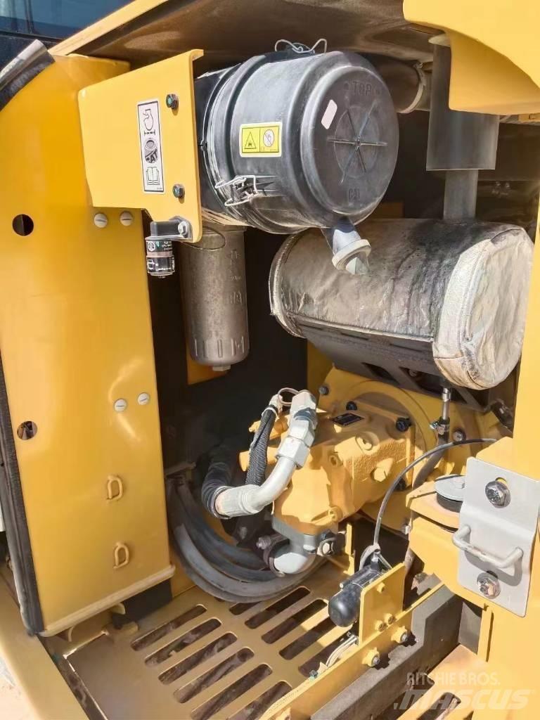 CAT 305.5 E2 ミニ油圧ショベル 7t以下（ミニユンボ・ミニディガー）