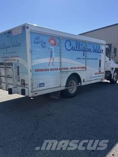 Hino 268 飲料運送車両