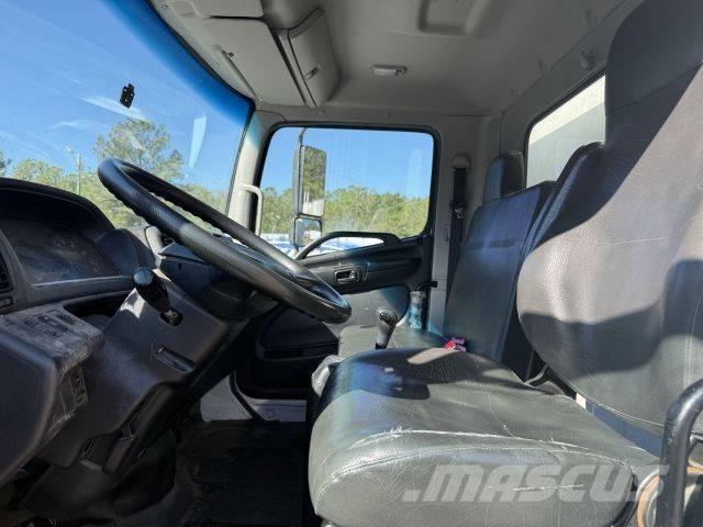 Hino 268 飲料運送車両