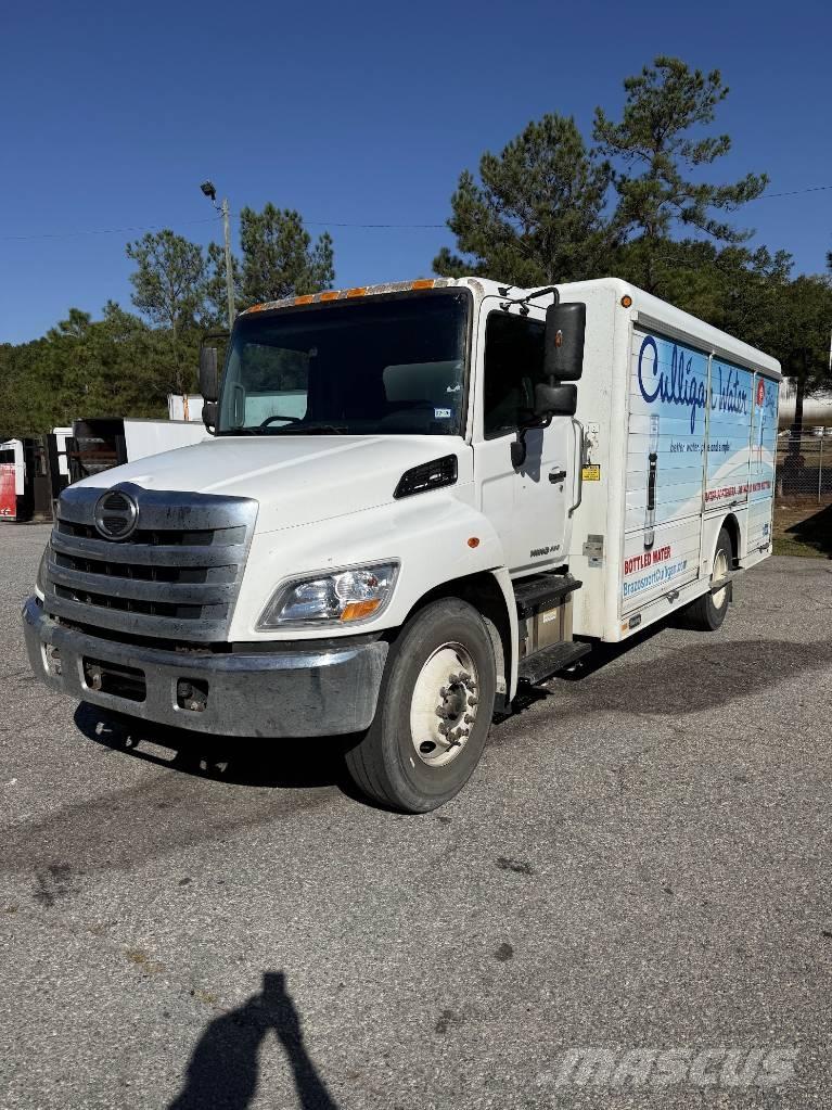 Hino 268 飲料運送車両