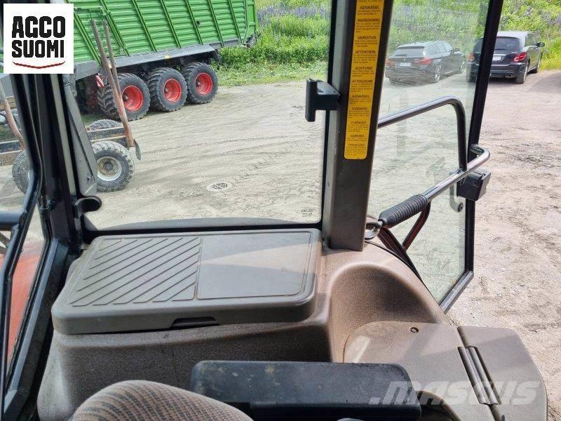 New Holland M100 トラクター