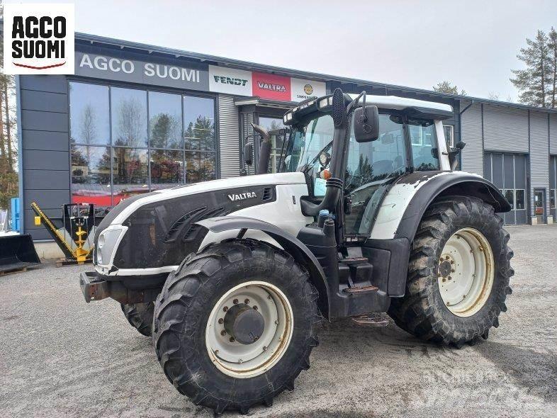 Valtra T213 VERSU トラクター