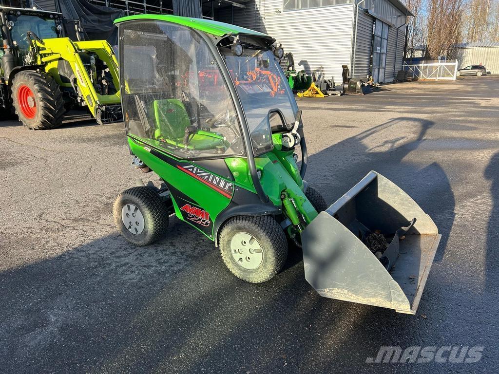 Avant 225 多目的ローダー