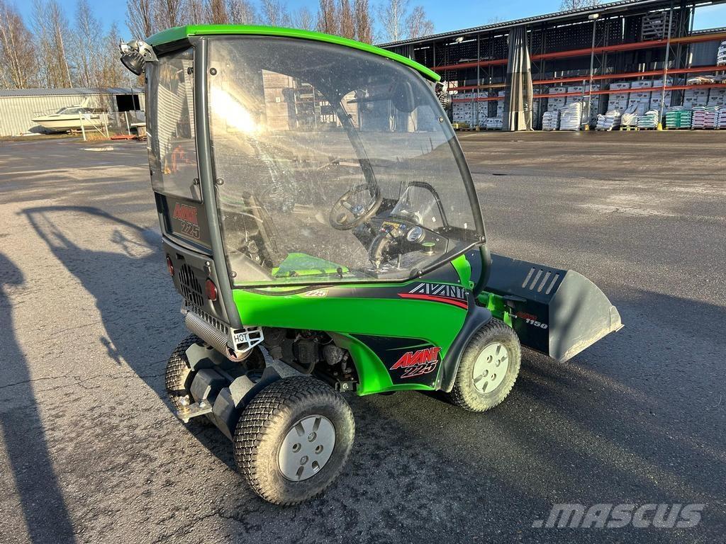 Avant 225 多目的ローダー