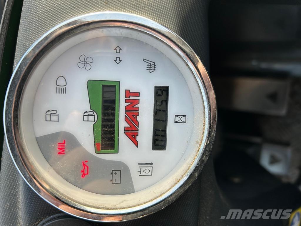 Avant 225 多目的ローダー