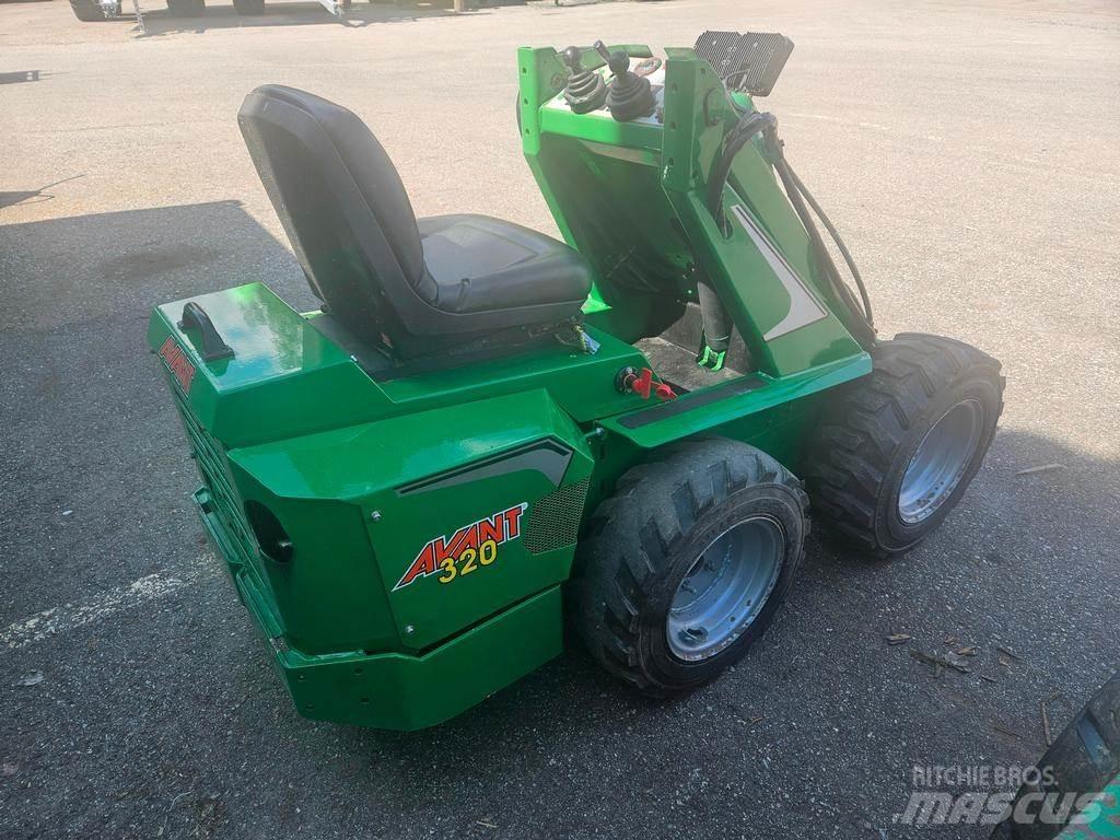 Avant 320 多目的ローダー