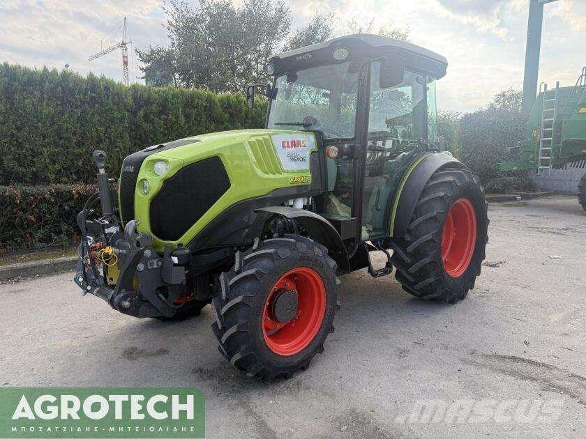 CLAAS NEXOS 220F トラクター