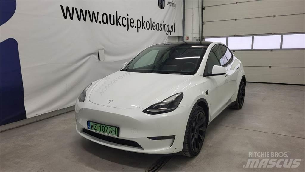 Tesla Y 自動車