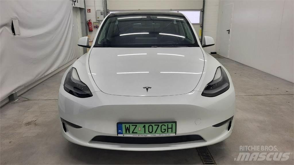 Tesla Y 自動車