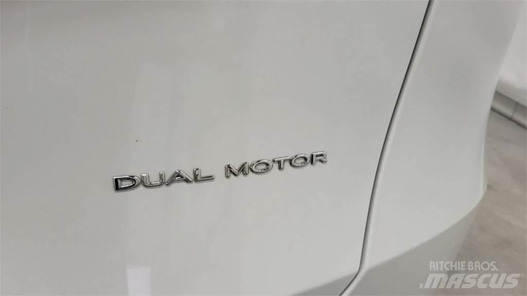 Tesla Y 自動車