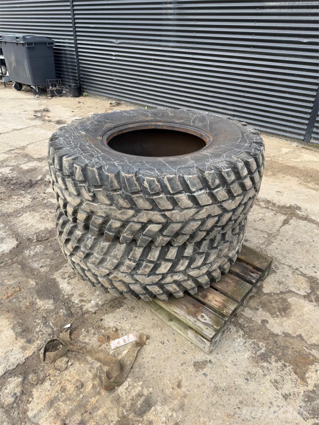  440/80-24 タイヤ、ホイル、リム