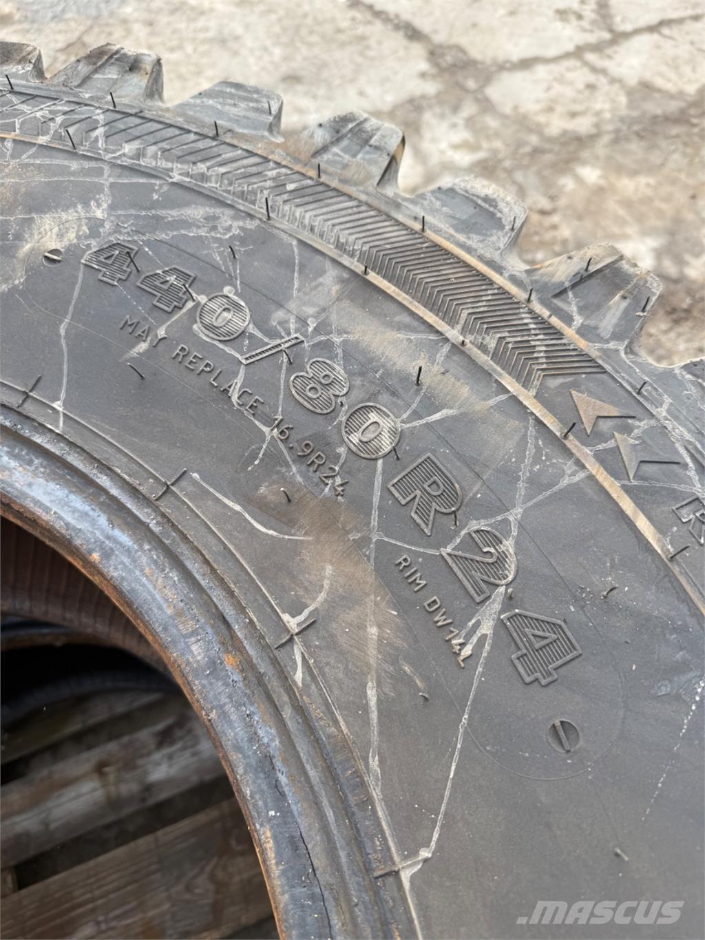  440/80-24 タイヤ、ホイル、リム