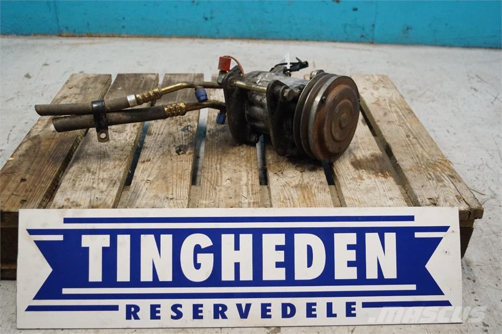 CASE 621D キャビン及び内装