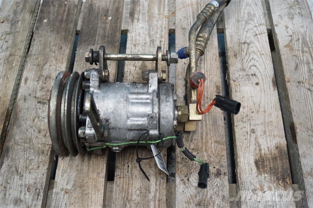 CASE 621D キャビン及び内装