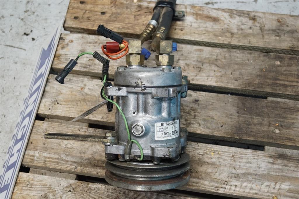 CASE 621D キャビン及び内装